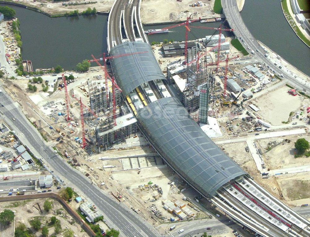 Berlin from above - Ausbau des Berliner Hauptbahnhofes / Lehrter Bahnhof am Berliner Spreebogen zum Regierungsviertel in Berlin-Tiergarten.