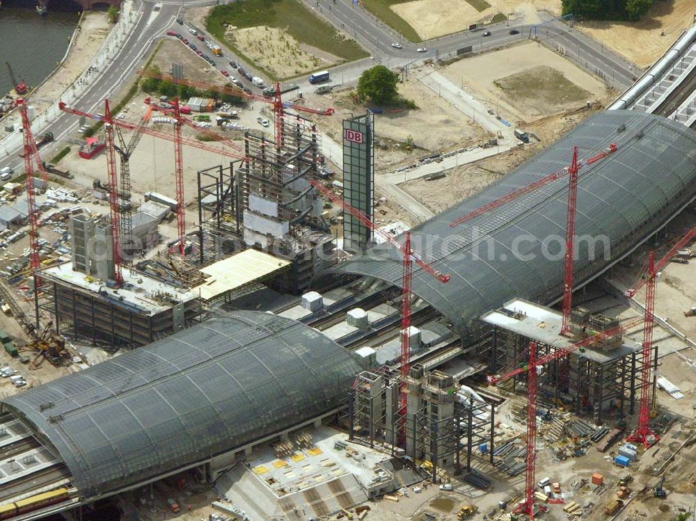 Aerial image Berlin - Ausbau des Berliner Hauptbahnhofes / Lehrter Bahnhof am Berliner Spreebogen zum Regierungsviertel in Berlin-Tiergarten.