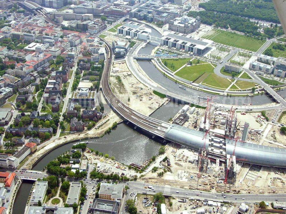 Berlin from above - Ausbau des Berliner Hauptbahnhofes / Lehrter Bahnhof am Berliner Spreebogen zum Regierungsviertel in Berlin-Tiergarten.