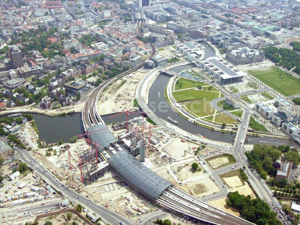 Aerial image Berlin - Ausbau des Berliner Hauptbahnhofes / Lehrter Bahnhof am Berliner Spreebogen zum Regierungsviertel in Berlin-Tiergarten.