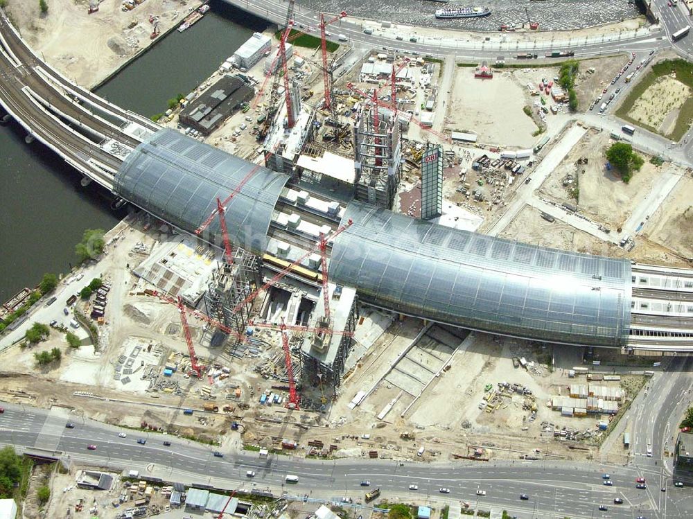 Aerial image Berlin - Ausbau des Berliner Hauptbahnhofes / Lehrter Bahnhof am Berliner Spreebogen zum Regierungsviertel in Berlin-Tiergarten.