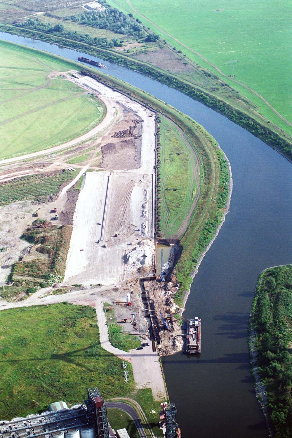 Aerial photograph Magdeburg(Sachsen-Anhalt) - Ausbau des Binnenhafens Magdeburg im Zuge von Ausgleichs- und Ersatzmaßnahmen am Wasserstraßenkreuz Magdeburg / Elbe-Havel-Kanal. Ein Projekt des Wasserstraßenneubauamtes Magdeburg