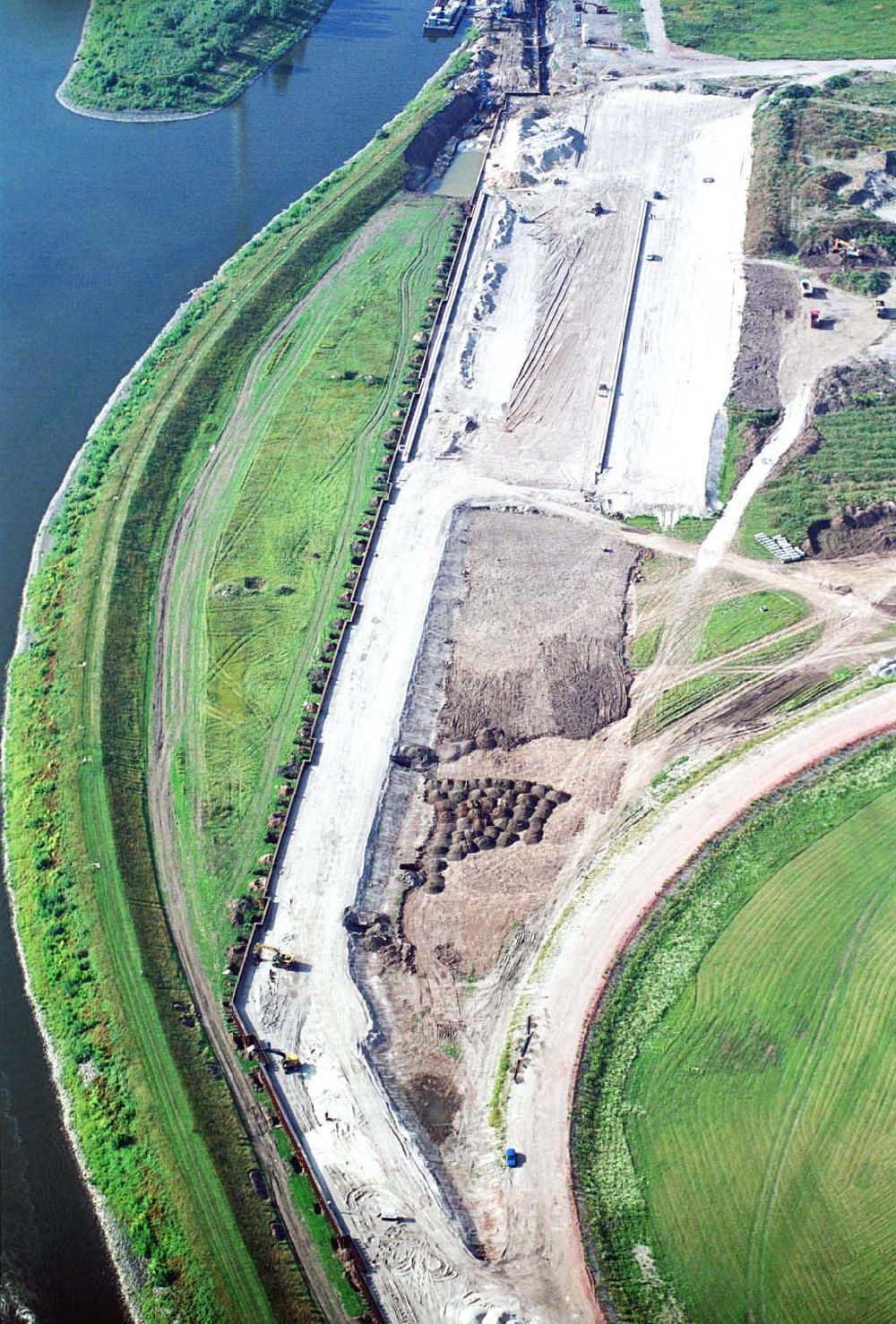 Aerial image Magdeburg ( Sachsen-Anhalt ) - Ausbau des Binnenhafens Magdeburg im Zuge von Ausgleichs- und Ersatzmaßnahmen am Wasserstraßenkreuz Magdeburg / Elbe-Havel-Kanal. Ein Projekt des Wasserstraßenneubauamtes Magdeburg