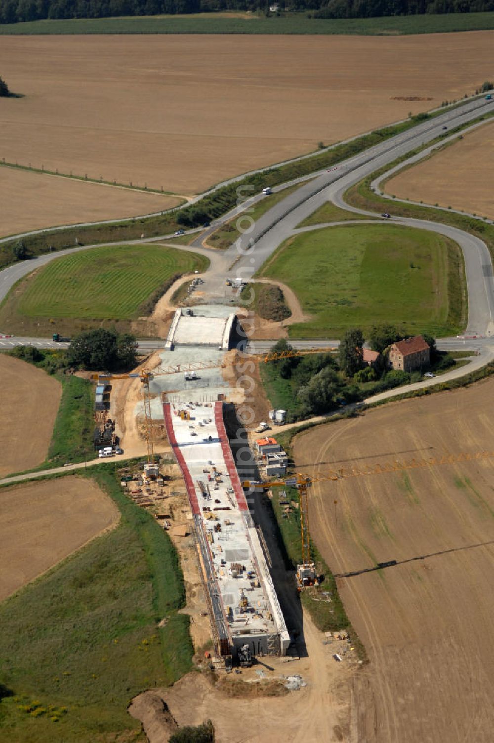 Löbau from above - Blick auf den Ausbau der B 178 an der Ortsumfahrung Löbau im Landkreis Görlitz in Sachsen. Im Zuge des Bauvorhabens B 178 Neuverlegung zwischen der BAB A 4 und der Bundesgrenze D / PL errichtet die Hentschke Bau GmbH die Neubaustrecke der B 178. Kontakt: Hentschke Bau GmbH, Tel. +49 (0) 359 167 030,