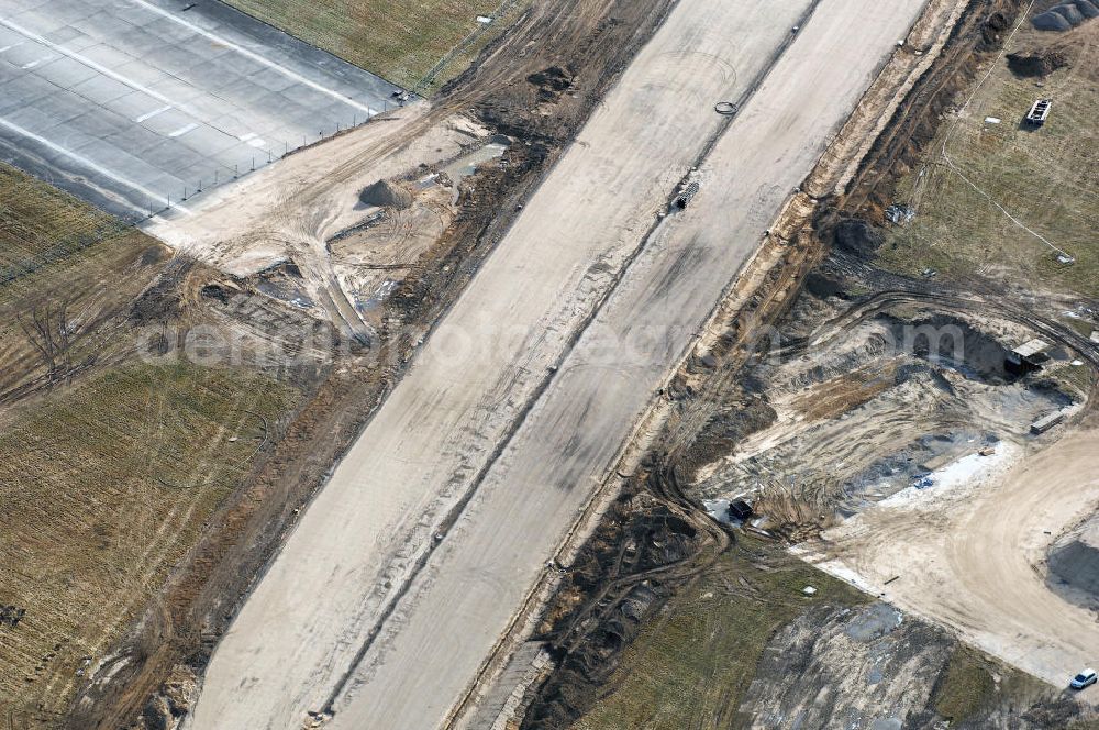 Schönefeld from above - Blick auf den Ausbau der A113n als südöstliches Tor zur Hauptstadt. Unter Berücksichtigung des Flughafen Berlin Brandenburg International wurde eine Verkehrskonzeption für den Ausbau des Straßennetzes im Raum Berlin-Schönefeld erarbeitet, die zwei Stufen umfasste. Die erste Stufe sah den vierstreifigen Ausbau der Bundesstraßen B 96a und B 179 mit der Anbindung des Flughafens über zwei Knotenpunkte vor. Inhalt der zweiten Stufe war der Anschluß der Bundesautobahn A 113 neu an die B 9?????????????????????????????????????????????????????????????????