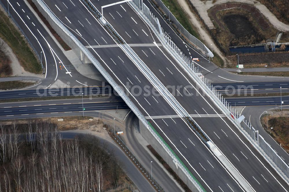 Schönefeld from above - Blick auf den Ausbau der A113n als südöstliches Tor zur Hauptstadt. Unter Berücksichtigung des Flughafen Berlin Brandenburg International wurde eine Verkehrskonzeption für den Ausbau des Straßennetzes im Raum Berlin-Schönefeld erarbeitet, die zwei Stufen umfasste. Die erste Stufe sah den vierstreifigen Ausbau der Bundesstraßen B 96a und B 179 mit der Anbindung des Flughafens über zwei Knotenpunkte vor. Inhalt der zweiten Stufe war der Anschluß der Bundesautobahn A 113 neu an die B 9?????????????????????????????????????????????????????????????????