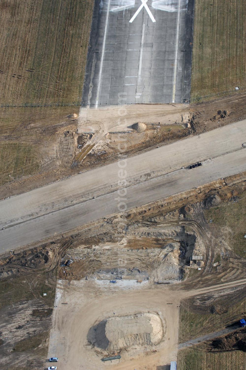 Schönefeld from the bird's eye view: Blick auf den Ausbau der A113n als südöstliches Tor zur Hauptstadt. Unter Berücksichtigung des Flughafen Berlin Brandenburg International wurde eine Verkehrskonzeption für den Ausbau des Straßennetzes im Raum Berlin-Schönefeld erarbeitet, die zwei Stufen umfasste. Die erste Stufe sah den vierstreifigen Ausbau der Bundesstraßen B 96a und B 179 mit der Anbindung des Flughafens über zwei Knotenpunkte vor. Inhalt der zweiten Stufe war der Anschluß der Bundesautobahn A 113 neu an die B 9?????????????????????????????????????????????????????????????????