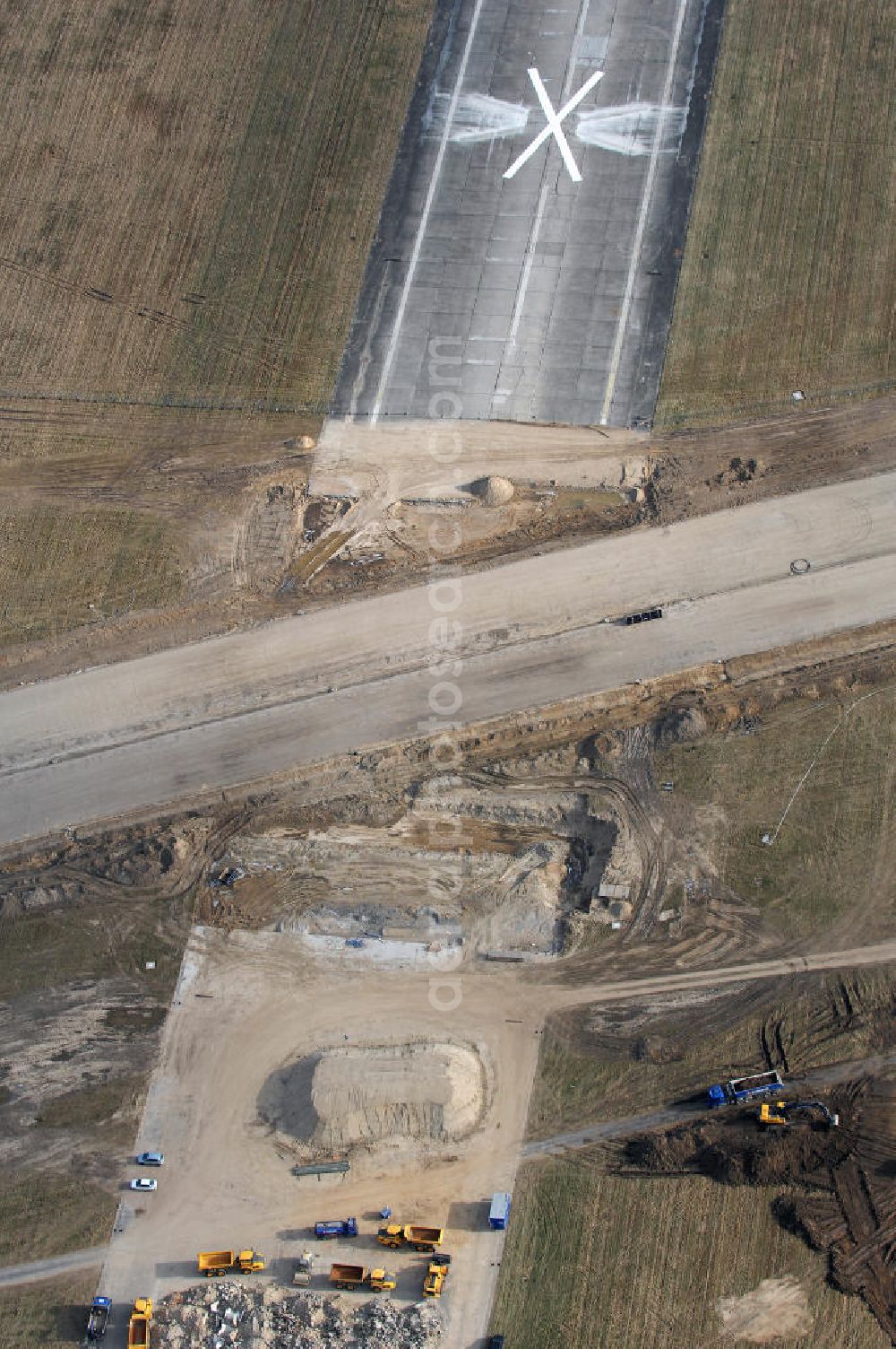 Aerial image Schönefeld - Blick auf den Ausbau der A113n als südöstliches Tor zur Hauptstadt. Unter Berücksichtigung des Flughafen Berlin Brandenburg International wurde eine Verkehrskonzeption für den Ausbau des Straßennetzes im Raum Berlin-Schönefeld erarbeitet, die zwei Stufen umfasste. Die erste Stufe sah den vierstreifigen Ausbau der Bundesstraßen B 96a und B 179 mit der Anbindung des Flughafens über zwei Knotenpunkte vor. Inhalt der zweiten Stufe war der Anschluß der Bundesautobahn A 113 neu an die B 9?????????????????????????????????????????????????????????????????