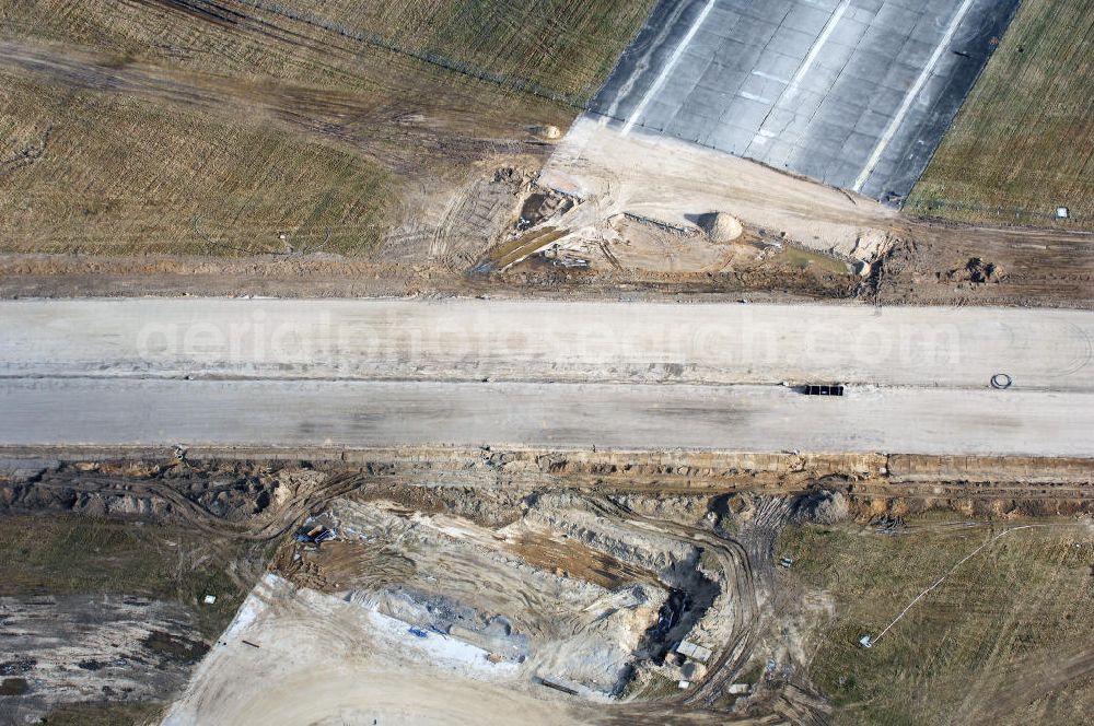 Aerial photograph Schönefeld - Blick auf den Ausbau der A113n als südöstliches Tor zur Hauptstadt. Unter Berücksichtigung des Flughafen Berlin Brandenburg International wurde eine Verkehrskonzeption für den Ausbau des Straßennetzes im Raum Berlin-Schönefeld erarbeitet, die zwei Stufen umfasste. Die erste Stufe sah den vierstreifigen Ausbau der Bundesstraßen B 96a und B 179 mit der Anbindung des Flughafens über zwei Knotenpunkte vor. Inhalt der zweiten Stufe war der Anschluß der Bundesautobahn A 113 neu an die B 9?????????????????????????????????????????????????????????????????