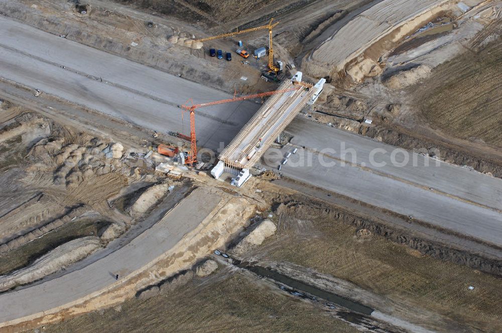 Schönefeld from above - Blick auf den Ausbau der A113n als südöstliches Tor zur Hauptstadt. Unter Berücksichtigung des Flughafen Berlin Brandenburg International wurde eine Verkehrskonzeption für den Ausbau des Straßennetzes im Raum Berlin-Schönefeld erarbeitet, die zwei Stufen umfasste. Die erste Stufe sah den vierstreifigen Ausbau der Bundesstraßen B 96a und B 179 mit der Anbindung des Flughafens über zwei Knotenpunkte vor. Inhalt der zweiten Stufe war der Anschluß der Bundesautobahn A 113 neu an die B 9?????????????????????????????????????????????????????????????????