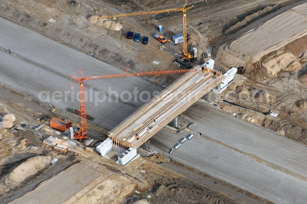 Aerial image Schönefeld - Blick auf den Ausbau der A113n als südöstliches Tor zur Hauptstadt. Unter Berücksichtigung des Flughafen Berlin Brandenburg International wurde eine Verkehrskonzeption für den Ausbau des Straßennetzes im Raum Berlin-Schönefeld erarbeitet, die zwei Stufen umfasste. Die erste Stufe sah den vierstreifigen Ausbau der Bundesstraßen B 96a und B 179 mit der Anbindung des Flughafens über zwei Knotenpunkte vor. Inhalt der zweiten Stufe war der Anschluß der Bundesautobahn A 113 neu an die B 9?????????????????????????????????????????????????????????????????