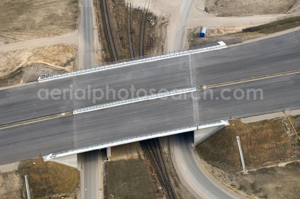 Schönefeld from above - Blick auf den Ausbau der A113n als südöstliches Tor zur Hauptstadt. Unter Berücksichtigung des Flughafen Berlin Brandenburg International wurde eine Verkehrskonzeption für den Ausbau des Straßennetzes im Raum Berlin-Schönefeld erarbeitet, die zwei Stufen umfasste. Die erste Stufe sah den vierstreifigen Ausbau der Bundesstraßen B 96a und B 179 mit der Anbindung des Flughafens über zwei Knotenpunkte vor. Inhalt der zweiten Stufe war der Anschluß der Bundesautobahn A 113 neu an die B 9?????????????????????????????????????????????????????????????????