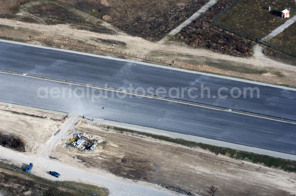 Aerial image Schönefeld - Blick auf den Ausbau der A113n als südöstliches Tor zur Hauptstadt. Unter Berücksichtigung des Flughafen Berlin Brandenburg International wurde eine Verkehrskonzeption für den Ausbau des Straßennetzes im Raum Berlin-Schönefeld erarbeitet, die zwei Stufen umfasste. Die erste Stufe sah den vierstreifigen Ausbau der Bundesstraßen B 96a und B 179 mit der Anbindung des Flughafens über zwei Knotenpunkte vor. Inhalt der zweiten Stufe war der Anschluß der Bundesautobahn A 113 neu an die B 9?????????????????????????????????????????????????????????????????