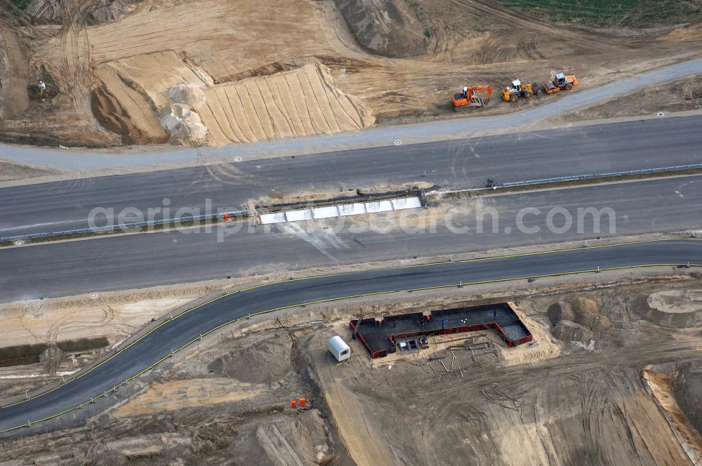 Schönefeld from above - Blick auf den Ausbau der A113n als südöstliches Tor zur Hauptstadt. Unter Berücksichtigung des Flughafen Berlin Brandenburg International wurde eine Verkehrskonzeption für den Ausbau des Straßennetzes im Raum Berlin-Schönefeld erarbeitet, die zwei Stufen umfasste. Die erste Stufe sah den vierstreifigen Ausbau der Bundesstraßen B 96a und B 179 mit der Anbindung des Flughafens über zwei Knotenpunkte vor. Inhalt der zweiten Stufe war der Anschluß der Bundesautobahn A 113 neu an die B 9?????????????????????????????????????????????????????????????????