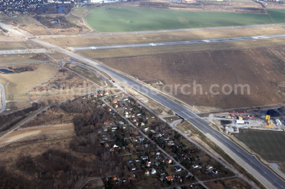 Schönefeld from the bird's eye view: Blick auf den Ausbau der A113n als südöstliches Tor zur Hauptstadt. Unter Berücksichtigung des Flughafen Berlin Brandenburg International wurde eine Verkehrskonzeption für den Ausbau des Straßennetzes im Raum Berlin-Schönefeld erarbeitet, die zwei Stufen umfasste. Die erste Stufe sah den vierstreifigen Ausbau der Bundesstraßen B 96a und B 179 mit der Anbindung des Flughafens über zwei Knotenpunkte vor. Inhalt der zweiten Stufe war der Anschluß der Bundesautobahn A 113 neu an die B 9?????????????????????????????????????????????????????????????????