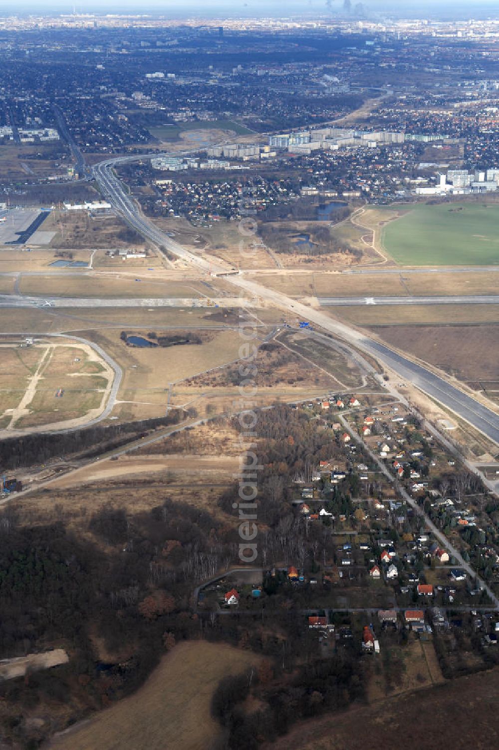 Aerial image Schönefeld - Blick auf den Ausbau der A113n als südöstliches Tor zur Hauptstadt. Unter Berücksichtigung des Flughafen Berlin Brandenburg International wurde eine Verkehrskonzeption für den Ausbau des Straßennetzes im Raum Berlin-Schönefeld erarbeitet, die zwei Stufen umfasste. Die erste Stufe sah den vierstreifigen Ausbau der Bundesstraßen B 96a und B 179 mit der Anbindung des Flughafens über zwei Knotenpunkte vor. Inhalt der zweiten Stufe war der Anschluß der Bundesautobahn A 113 neu an die B 9?????????????????????????????????????????????????????????????????