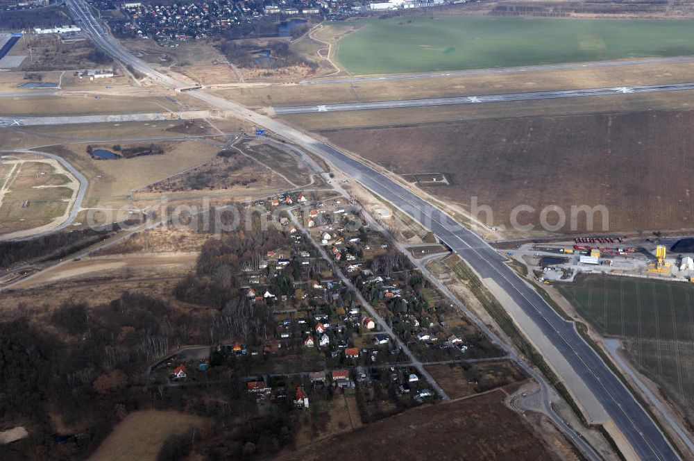 Aerial photograph Schönefeld - Blick auf den Ausbau der A113n als südöstliches Tor zur Hauptstadt. Unter Berücksichtigung des Flughafen Berlin Brandenburg International wurde eine Verkehrskonzeption für den Ausbau des Straßennetzes im Raum Berlin-Schönefeld erarbeitet, die zwei Stufen umfasste. Die erste Stufe sah den vierstreifigen Ausbau der Bundesstraßen B 96a und B 179 mit der Anbindung des Flughafens über zwei Knotenpunkte vor. Inhalt der zweiten Stufe war der Anschluß der Bundesautobahn A 113 neu an die B 9?????????????????????????????????????????????????????????????????