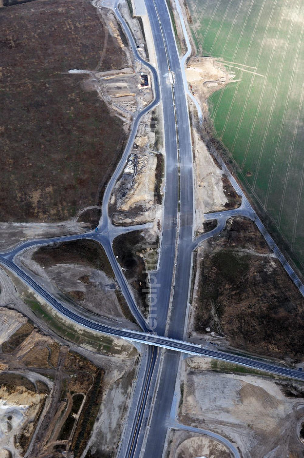 Schönefeld from above - Blick auf den Ausbau der A113n als südöstliches Tor zur Hauptstadt. Unter Berücksichtigung des Flughafen Berlin Brandenburg International wurde eine Verkehrskonzeption für den Ausbau des Straßennetzes im Raum Berlin-Schönefeld erarbeitet, die zwei Stufen umfasste. Die erste Stufe sah den vierstreifigen Ausbau der Bundesstraßen B 96a und B 179 mit der Anbindung des Flughafens über zwei Knotenpunkte vor. Inhalt der zweiten Stufe war der Anschluß der Bundesautobahn A 113 neu an die B 9?????????????????????????????????????????????????????????????????