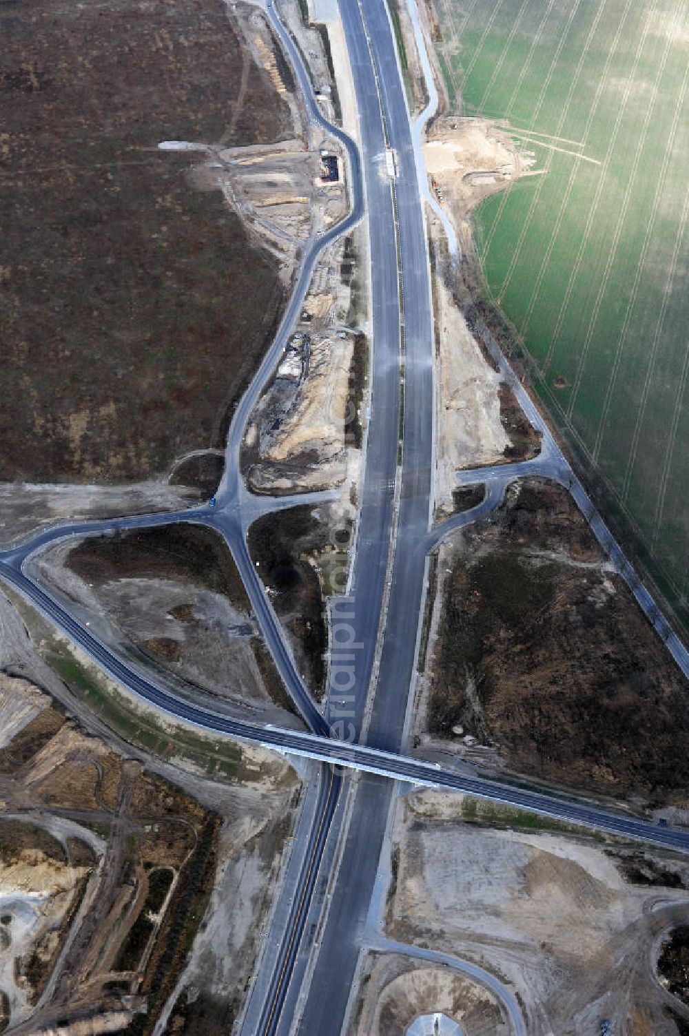 Schönefeld from the bird's eye view: Blick auf den Ausbau der A113n als südöstliches Tor zur Hauptstadt. Unter Berücksichtigung des Flughafen Berlin Brandenburg International wurde eine Verkehrskonzeption für den Ausbau des Straßennetzes im Raum Berlin-Schönefeld erarbeitet, die zwei Stufen umfasste. Die erste Stufe sah den vierstreifigen Ausbau der Bundesstraßen B 96a und B 179 mit der Anbindung des Flughafens über zwei Knotenpunkte vor. Inhalt der zweiten Stufe war der Anschluß der Bundesautobahn A 113 neu an die B 9?????????????????????????????????????????????????????????????????