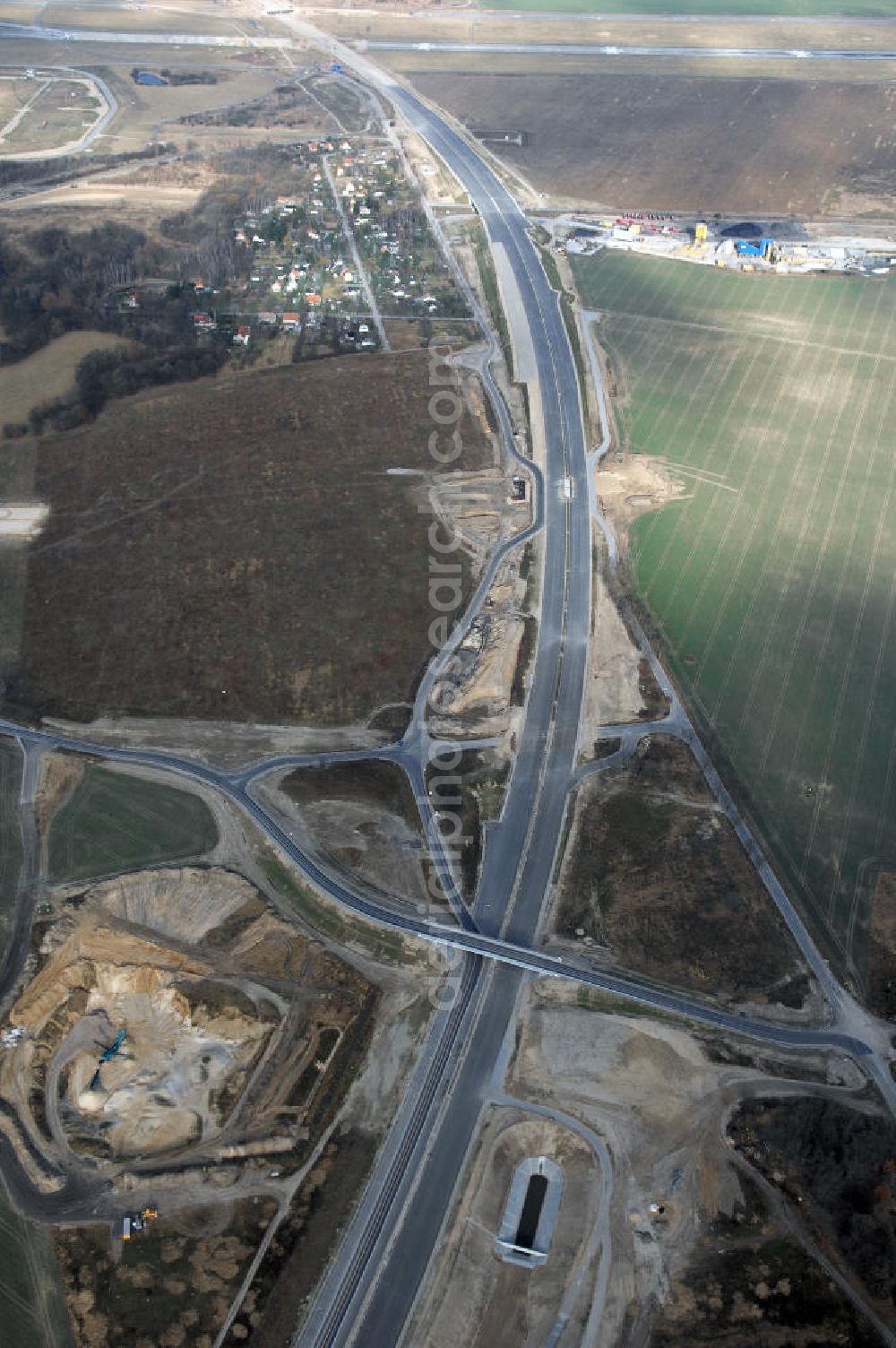 Aerial image Schönefeld - Blick auf den Ausbau der A113n als südöstliches Tor zur Hauptstadt. Unter Berücksichtigung des Flughafen Berlin Brandenburg International wurde eine Verkehrskonzeption für den Ausbau des Straßennetzes im Raum Berlin-Schönefeld erarbeitet, die zwei Stufen umfasste. Die erste Stufe sah den vierstreifigen Ausbau der Bundesstraßen B 96a und B 179 mit der Anbindung des Flughafens über zwei Knotenpunkte vor. Inhalt der zweiten Stufe war der Anschluß der Bundesautobahn A 113 neu an die B 9?????????????????????????????????????????????????????????????????