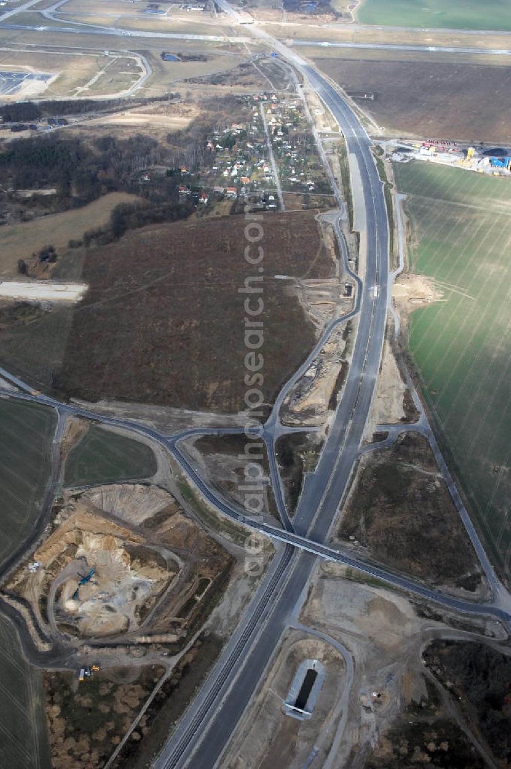 Aerial photograph Schönefeld - Blick auf den Ausbau der A113n als südöstliches Tor zur Hauptstadt. Unter Berücksichtigung des Flughafen Berlin Brandenburg International wurde eine Verkehrskonzeption für den Ausbau des Straßennetzes im Raum Berlin-Schönefeld erarbeitet, die zwei Stufen umfasste. Die erste Stufe sah den vierstreifigen Ausbau der Bundesstraßen B 96a und B 179 mit der Anbindung des Flughafens über zwei Knotenpunkte vor. Inhalt der zweiten Stufe war der Anschluß der Bundesautobahn A 113 neu an die B 9?????????????????????????????????????????????????????????????????