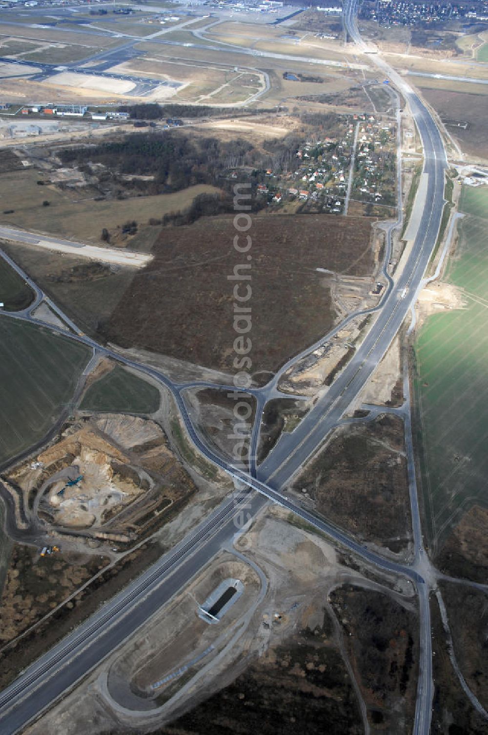 Schönefeld from above - Blick auf den Ausbau der A113n als südöstliches Tor zur Hauptstadt. Unter Berücksichtigung des Flughafen Berlin Brandenburg International wurde eine Verkehrskonzeption für den Ausbau des Straßennetzes im Raum Berlin-Schönefeld erarbeitet, die zwei Stufen umfasste. Die erste Stufe sah den vierstreifigen Ausbau der Bundesstraßen B 96a und B 179 mit der Anbindung des Flughafens über zwei Knotenpunkte vor. Inhalt der zweiten Stufe war der Anschluß der Bundesautobahn A 113 neu an die B 9?????????????????????????????????????????????????????????????????