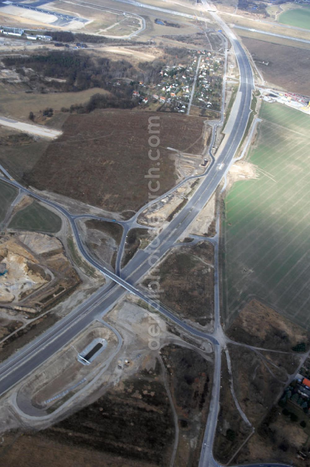 Schönefeld from the bird's eye view: Blick auf den Ausbau der A113n als südöstliches Tor zur Hauptstadt. Unter Berücksichtigung des Flughafen Berlin Brandenburg International wurde eine Verkehrskonzeption für den Ausbau des Straßennetzes im Raum Berlin-Schönefeld erarbeitet, die zwei Stufen umfasste. Die erste Stufe sah den vierstreifigen Ausbau der Bundesstraßen B 96a und B 179 mit der Anbindung des Flughafens über zwei Knotenpunkte vor. Inhalt der zweiten Stufe war der Anschluß der Bundesautobahn A 113 neu an die B 9?????????????????????????????????????????????????????????????????