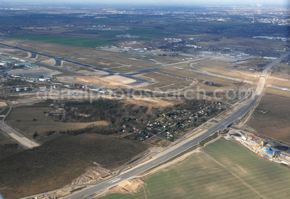 Aerial image Schönefeld - Blick auf den Ausbau der A113n als südöstliches Tor zur Hauptstadt. Unter Berücksichtigung des Flughafen Berlin Brandenburg International wurde eine Verkehrskonzeption für den Ausbau des Straßennetzes im Raum Berlin-Schönefeld erarbeitet, die zwei Stufen umfasste. Die erste Stufe sah den vierstreifigen Ausbau der Bundesstraßen B 96a und B 179 mit der Anbindung des Flughafens über zwei Knotenpunkte vor. Inhalt der zweiten Stufe war der Anschluß der Bundesautobahn A 113 neu an die B 9?????????????????????????????????????????????????????????????????