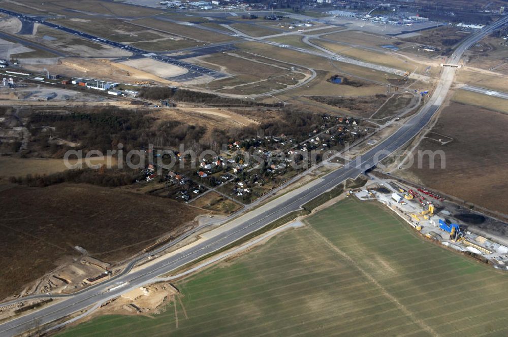 Aerial photograph Schönefeld - Blick auf den Ausbau der A113n als südöstliches Tor zur Hauptstadt. Unter Berücksichtigung des Flughafen Berlin Brandenburg International wurde eine Verkehrskonzeption für den Ausbau des Straßennetzes im Raum Berlin-Schönefeld erarbeitet, die zwei Stufen umfasste. Die erste Stufe sah den vierstreifigen Ausbau der Bundesstraßen B 96a und B 179 mit der Anbindung des Flughafens über zwei Knotenpunkte vor. Inhalt der zweiten Stufe war der Anschluß der Bundesautobahn A 113 neu an die B 9?????????????????????????????????????????????????????????????????