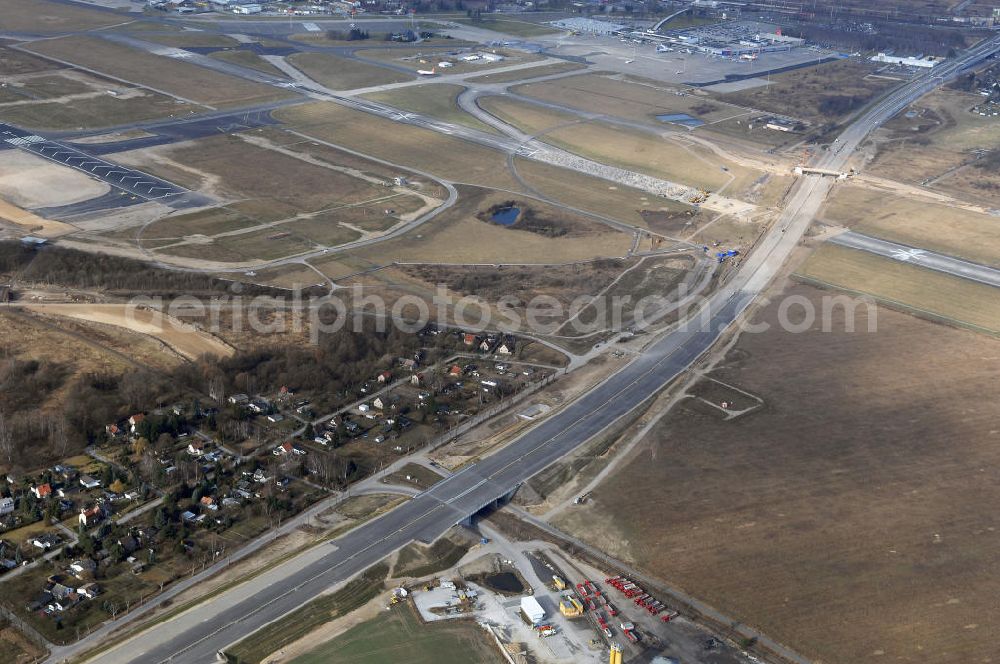 Schönefeld from above - Blick auf den Ausbau der A113n als südöstliches Tor zur Hauptstadt. Unter Berücksichtigung des Flughafen Berlin Brandenburg International wurde eine Verkehrskonzeption für den Ausbau des Straßennetzes im Raum Berlin-Schönefeld erarbeitet, die zwei Stufen umfasste. Die erste Stufe sah den vierstreifigen Ausbau der Bundesstraßen B 96a und B 179 mit der Anbindung des Flughafens über zwei Knotenpunkte vor. Inhalt der zweiten Stufe war der Anschluß der Bundesautobahn A 113 neu an die B 9?????????????????????????????????????????????????????????????????