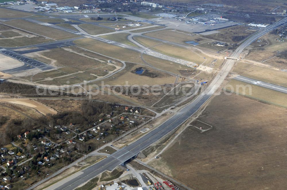 Schönefeld from the bird's eye view: Blick auf den Ausbau der A113n als südöstliches Tor zur Hauptstadt. Unter Berücksichtigung des Flughafen Berlin Brandenburg International wurde eine Verkehrskonzeption für den Ausbau des Straßennetzes im Raum Berlin-Schönefeld erarbeitet, die zwei Stufen umfasste. Die erste Stufe sah den vierstreifigen Ausbau der Bundesstraßen B 96a und B 179 mit der Anbindung des Flughafens über zwei Knotenpunkte vor. Inhalt der zweiten Stufe war der Anschluß der Bundesautobahn A 113 neu an die B 9?????????????????????????????????????????????????????????????????