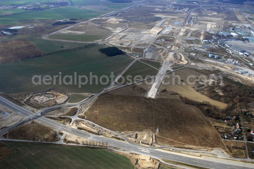 Aerial image Schönefeld - Blick auf den Ausbau der A113n als südöstliches Tor zur Hauptstadt. Unter Berücksichtigung des Flughafen Berlin Brandenburg International wurde eine Verkehrskonzeption für den Ausbau des Straßennetzes im Raum Berlin-Schönefeld erarbeitet, die zwei Stufen umfasste. Die erste Stufe sah den vierstreifigen Ausbau der Bundesstraßen B 96a und B 179 mit der Anbindung des Flughafens über zwei Knotenpunkte vor. Inhalt der zweiten Stufe war der Anschluß der Bundesautobahn A 113 neu an die B 9?????????????????????????????????????????????????????????????????