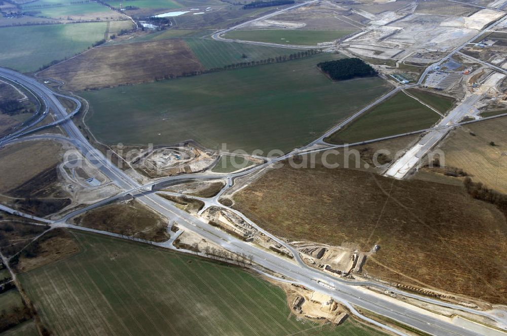 Schönefeld from above - Blick auf den Ausbau der A113n als südöstliches Tor zur Hauptstadt. Unter Berücksichtigung des Flughafen Berlin Brandenburg International wurde eine Verkehrskonzeption für den Ausbau des Straßennetzes im Raum Berlin-Schönefeld erarbeitet, die zwei Stufen umfasste. Die erste Stufe sah den vierstreifigen Ausbau der Bundesstraßen B 96a und B 179 mit der Anbindung des Flughafens über zwei Knotenpunkte vor. Inhalt der zweiten Stufe war der Anschluß der Bundesautobahn A 113 neu an die B 9?????????????????????????????????????????????????????????????????