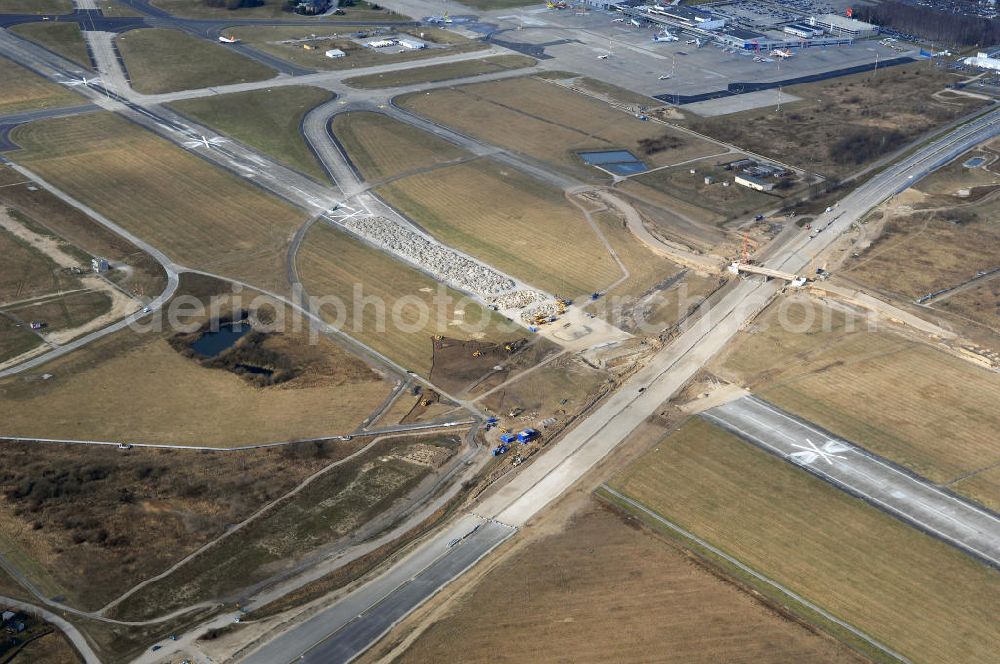 Schönefeld from the bird's eye view: Blick auf den Ausbau der A113n als südöstliches Tor zur Hauptstadt. Unter Berücksichtigung des Flughafen Berlin Brandenburg International wurde eine Verkehrskonzeption für den Ausbau des Straßennetzes im Raum Berlin-Schönefeld erarbeitet, die zwei Stufen umfasste. Die erste Stufe sah den vierstreifigen Ausbau der Bundesstraßen B 96a und B 179 mit der Anbindung des Flughafens über zwei Knotenpunkte vor. Inhalt der zweiten Stufe war der Anschluß der Bundesautobahn A 113 neu an die B 9?????????????????????????????????????????????????????????????????