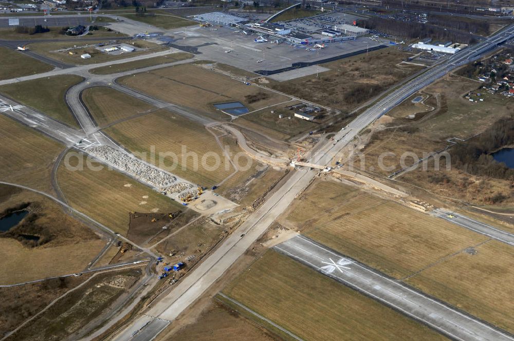 Aerial image Schönefeld - Blick auf den Ausbau der A113n als südöstliches Tor zur Hauptstadt. Unter Berücksichtigung des Flughafen Berlin Brandenburg International wurde eine Verkehrskonzeption für den Ausbau des Straßennetzes im Raum Berlin-Schönefeld erarbeitet, die zwei Stufen umfasste. Die erste Stufe sah den vierstreifigen Ausbau der Bundesstraßen B 96a und B 179 mit der Anbindung des Flughafens über zwei Knotenpunkte vor. Inhalt der zweiten Stufe war der Anschluß der Bundesautobahn A 113 neu an die B 9?????????????????????????????????????????????????????????????????