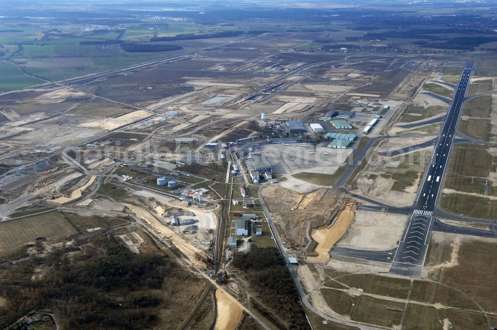 Aerial photograph Schönefeld - Blick auf den Ausbau der A113n als südöstliches Tor zur Hauptstadt. Unter Berücksichtigung des Flughafen Berlin Brandenburg International wurde eine Verkehrskonzeption für den Ausbau des Straßennetzes im Raum Berlin-Schönefeld erarbeitet, die zwei Stufen umfasste. Die erste Stufe sah den vierstreifigen Ausbau der Bundesstraßen B 96a und B 179 mit der Anbindung des Flughafens über zwei Knotenpunkte vor. Inhalt der zweiten Stufe war der Anschluß der Bundesautobahn A 113 neu an die B 9?????????????????????????????????????????????????????????????????