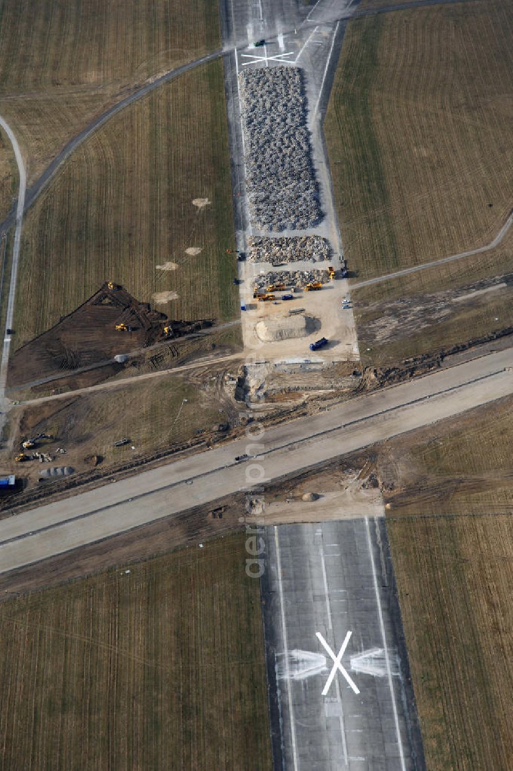 Schönefeld from above - Blick auf den Ausbau der A113n als südöstliches Tor zur Hauptstadt. Unter Berücksichtigung des Flughafen Berlin Brandenburg International wurde eine Verkehrskonzeption für den Ausbau des Straßennetzes im Raum Berlin-Schönefeld erarbeitet, die zwei Stufen umfasste. Die erste Stufe sah den vierstreifigen Ausbau der Bundesstraßen B 96a und B 179 mit der Anbindung des Flughafens über zwei Knotenpunkte vor. Inhalt der zweiten Stufe war der Anschluß der Bundesautobahn A 113 neu an die B 9?????????????????????????????????????????????????????????????????