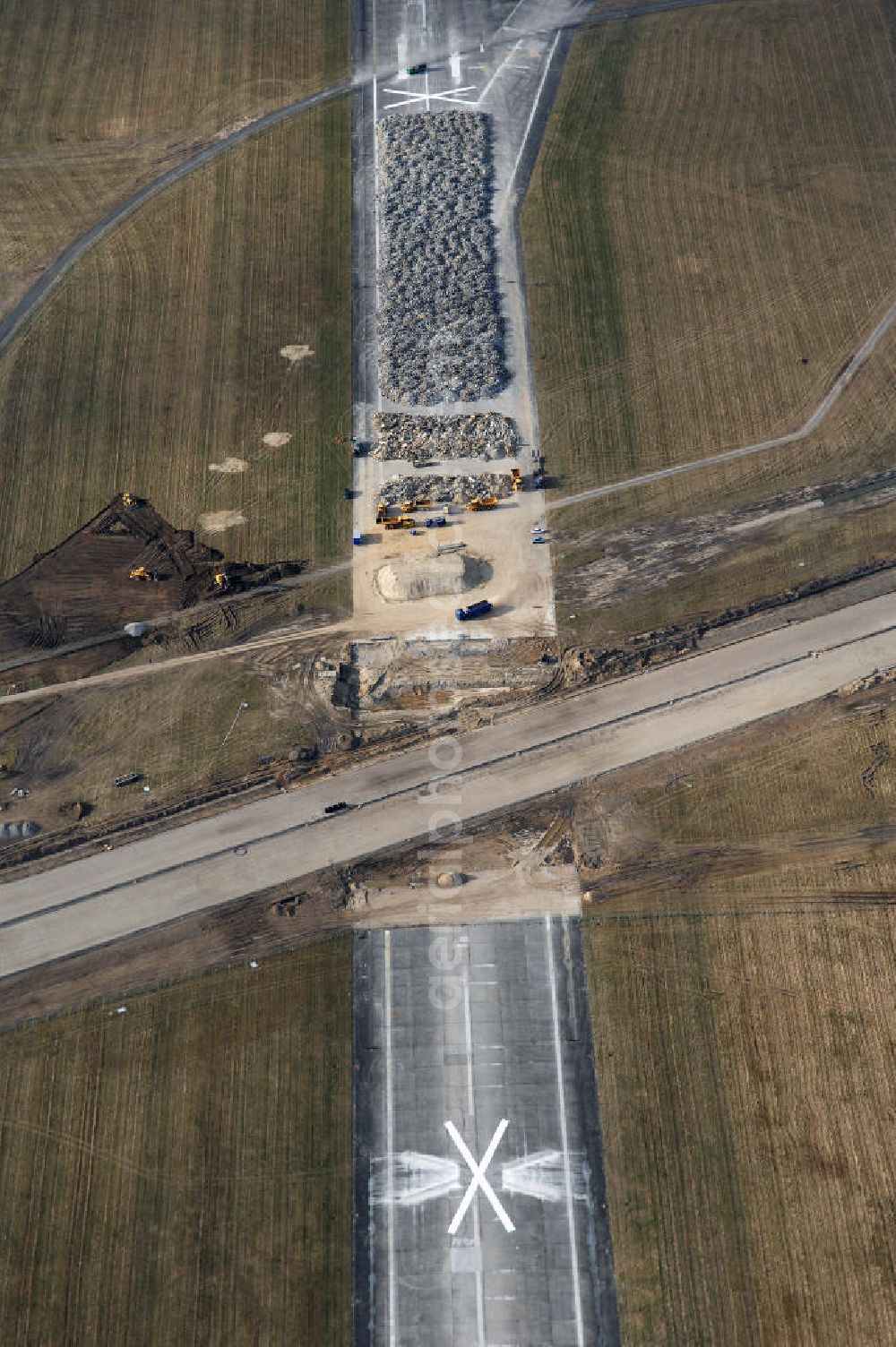 Schönefeld from the bird's eye view: Blick auf den Ausbau der A113n als südöstliches Tor zur Hauptstadt. Unter Berücksichtigung des Flughafen Berlin Brandenburg International wurde eine Verkehrskonzeption für den Ausbau des Straßennetzes im Raum Berlin-Schönefeld erarbeitet, die zwei Stufen umfasste. Die erste Stufe sah den vierstreifigen Ausbau der Bundesstraßen B 96a und B 179 mit der Anbindung des Flughafens über zwei Knotenpunkte vor. Inhalt der zweiten Stufe war der Anschluß der Bundesautobahn A 113 neu an die B 9?????????????????????????????????????????????????????????????????