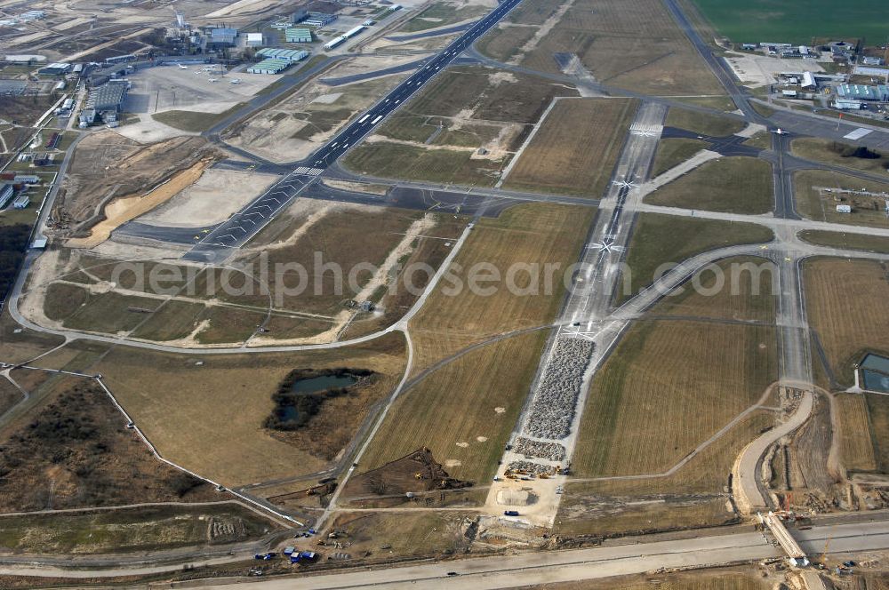 Aerial image Schönefeld - Blick auf den Ausbau der A113n als südöstliches Tor zur Hauptstadt. Unter Berücksichtigung des Flughafen Berlin Brandenburg International wurde eine Verkehrskonzeption für den Ausbau des Straßennetzes im Raum Berlin-Schönefeld erarbeitet, die zwei Stufen umfasste. Die erste Stufe sah den vierstreifigen Ausbau der Bundesstraßen B 96a und B 179 mit der Anbindung des Flughafens über zwei Knotenpunkte vor. Inhalt der zweiten Stufe war der Anschluß der Bundesautobahn A 113 neu an die B 9?????????????????????????????????????????????????????????????????