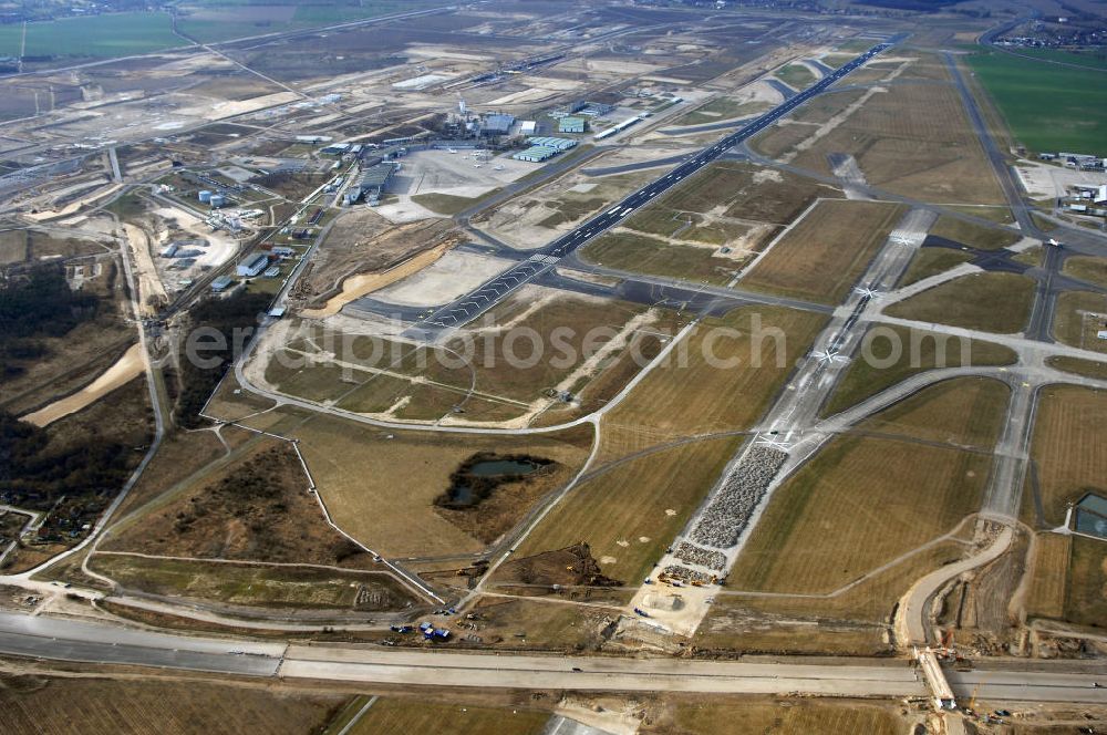 Aerial photograph Schönefeld - Blick auf den Ausbau der A113n als südöstliches Tor zur Hauptstadt. Unter Berücksichtigung des Flughafen Berlin Brandenburg International wurde eine Verkehrskonzeption für den Ausbau des Straßennetzes im Raum Berlin-Schönefeld erarbeitet, die zwei Stufen umfasste. Die erste Stufe sah den vierstreifigen Ausbau der Bundesstraßen B 96a und B 179 mit der Anbindung des Flughafens über zwei Knotenpunkte vor. Inhalt der zweiten Stufe war der Anschluß der Bundesautobahn A 113 neu an die B 9?????????????????????????????????????????????????????????????????