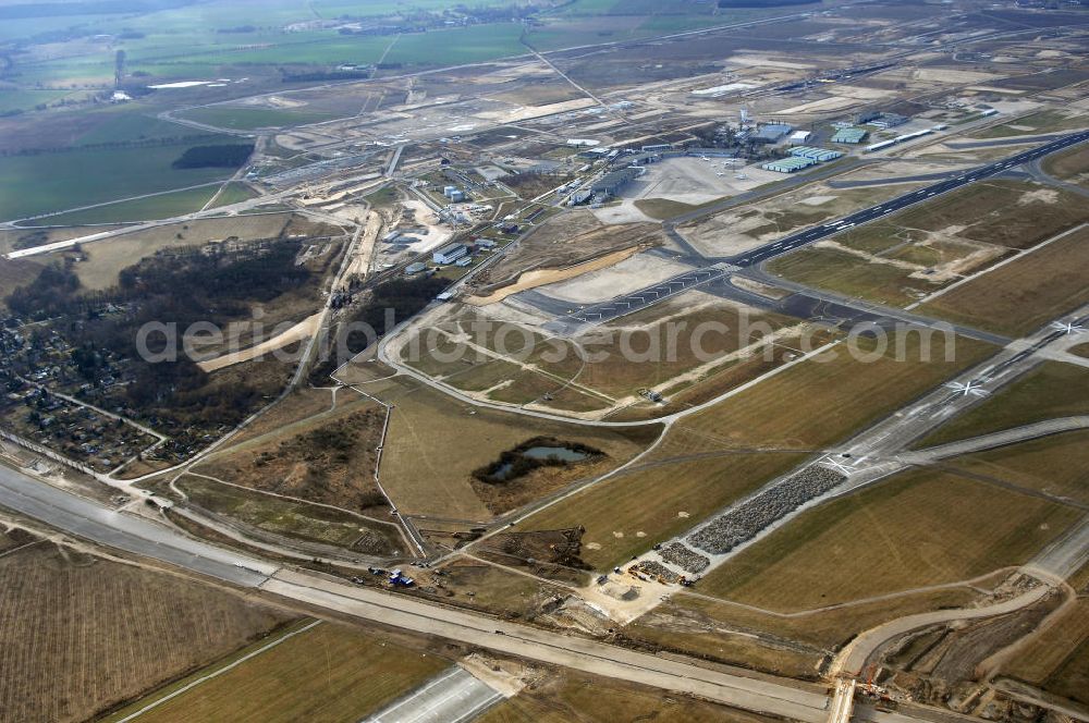 Schönefeld from above - Blick auf den Ausbau der A113n als südöstliches Tor zur Hauptstadt. Unter Berücksichtigung des Flughafen Berlin Brandenburg International wurde eine Verkehrskonzeption für den Ausbau des Straßennetzes im Raum Berlin-Schönefeld erarbeitet, die zwei Stufen umfasste. Die erste Stufe sah den vierstreifigen Ausbau der Bundesstraßen B 96a und B 179 mit der Anbindung des Flughafens über zwei Knotenpunkte vor. Inhalt der zweiten Stufe war der Anschluß der Bundesautobahn A 113 neu an die B 9?????????????????????????????????????????????????????????????????