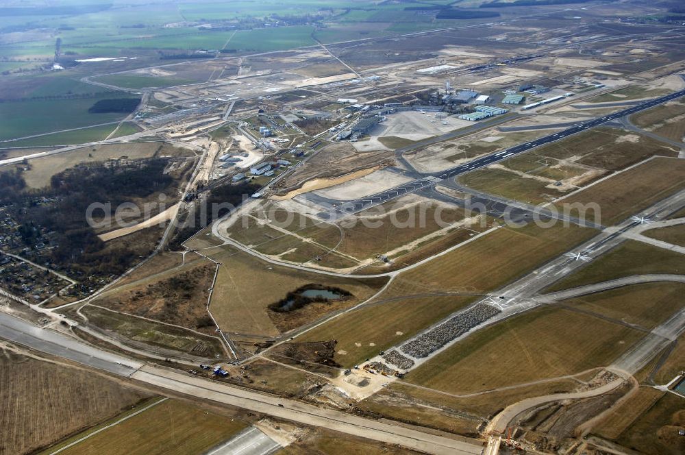 Schönefeld from the bird's eye view: Blick auf den Ausbau der A113n als südöstliches Tor zur Hauptstadt. Unter Berücksichtigung des Flughafen Berlin Brandenburg International wurde eine Verkehrskonzeption für den Ausbau des Straßennetzes im Raum Berlin-Schönefeld erarbeitet, die zwei Stufen umfasste. Die erste Stufe sah den vierstreifigen Ausbau der Bundesstraßen B 96a und B 179 mit der Anbindung des Flughafens über zwei Knotenpunkte vor. Inhalt der zweiten Stufe war der Anschluß der Bundesautobahn A 113 neu an die B 9?????????????????????????????????????????????????????????????????