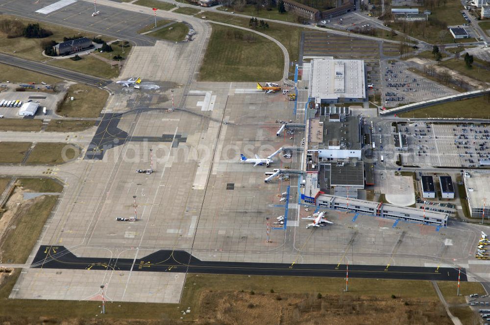 Aerial image Schönefeld - Blick auf den Ausbau der A113n als südöstliches Tor zur Hauptstadt. Unter Berücksichtigung des Flughafen Berlin Brandenburg International wurde eine Verkehrskonzeption für den Ausbau des Straßennetzes im Raum Berlin-Schönefeld erarbeitet, die zwei Stufen umfasste. Die erste Stufe sah den vierstreifigen Ausbau der Bundesstraßen B 96a und B 179 mit der Anbindung des Flughafens über zwei Knotenpunkte vor. Inhalt der zweiten Stufe war der Anschluß der Bundesautobahn A 113 neu an die B 9?????????????????????????????????????????????????????????????????