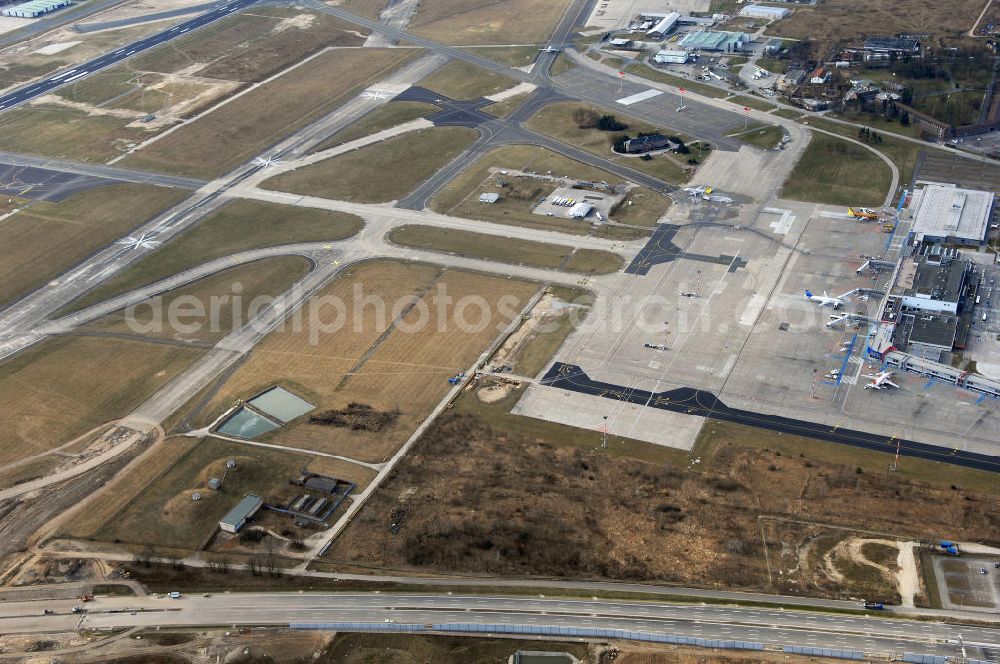 Aerial photograph Schönefeld - Blick auf den Ausbau der A113n als südöstliches Tor zur Hauptstadt. Unter Berücksichtigung des Flughafen Berlin Brandenburg International wurde eine Verkehrskonzeption für den Ausbau des Straßennetzes im Raum Berlin-Schönefeld erarbeitet, die zwei Stufen umfasste. Die erste Stufe sah den vierstreifigen Ausbau der Bundesstraßen B 96a und B 179 mit der Anbindung des Flughafens über zwei Knotenpunkte vor. Inhalt der zweiten Stufe war der Anschluß der Bundesautobahn A 113 neu an die B 9?????????????????????????????????????????????????????????????????