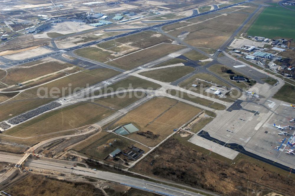 Schönefeld from above - Blick auf den Ausbau der A113n als südöstliches Tor zur Hauptstadt. Unter Berücksichtigung des Flughafen Berlin Brandenburg International wurde eine Verkehrskonzeption für den Ausbau des Straßennetzes im Raum Berlin-Schönefeld erarbeitet, die zwei Stufen umfasste. Die erste Stufe sah den vierstreifigen Ausbau der Bundesstraßen B 96a und B 179 mit der Anbindung des Flughafens über zwei Knotenpunkte vor. Inhalt der zweiten Stufe war der Anschluß der Bundesautobahn A 113 neu an die B 9?????????????????????????????????????????????????????????????????