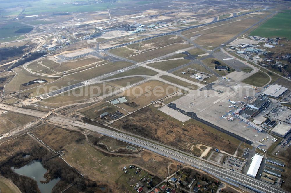 Schönefeld from the bird's eye view: Blick auf den Ausbau der A113n als südöstliches Tor zur Hauptstadt. Unter Berücksichtigung des Flughafen Berlin Brandenburg International wurde eine Verkehrskonzeption für den Ausbau des Straßennetzes im Raum Berlin-Schönefeld erarbeitet, die zwei Stufen umfasste. Die erste Stufe sah den vierstreifigen Ausbau der Bundesstraßen B 96a und B 179 mit der Anbindung des Flughafens über zwei Knotenpunkte vor. Inhalt der zweiten Stufe war der Anschluß der Bundesautobahn A 113 neu an die B 9?????????????????????????????????????????????????????????????????