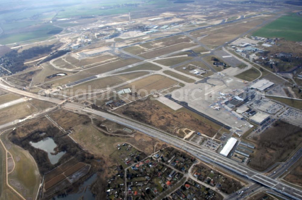 Aerial image Schönefeld - Blick auf den Ausbau der A113n als südöstliches Tor zur Hauptstadt. Unter Berücksichtigung des Flughafen Berlin Brandenburg International wurde eine Verkehrskonzeption für den Ausbau des Straßennetzes im Raum Berlin-Schönefeld erarbeitet, die zwei Stufen umfasste. Die erste Stufe sah den vierstreifigen Ausbau der Bundesstraßen B 96a und B 179 mit der Anbindung des Flughafens über zwei Knotenpunkte vor. Inhalt der zweiten Stufe war der Anschluß der Bundesautobahn A 113 neu an die B 9?????????????????????????????????????????????????????????????????