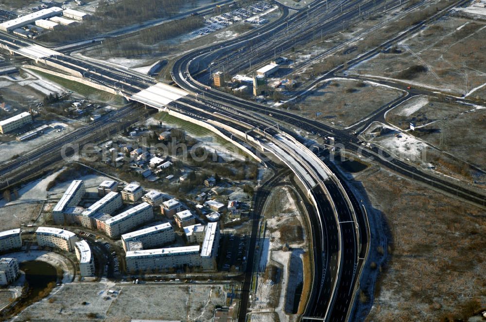 Schönefeld from above - Blick auf den Ausbau der A113n als südöstliches Tor zur Hauptstadt. Unter Berücksichtigung des Flughafens Berlin Brandenburg International wurde eine Verkehrskonzeption für den Ausbau des Straßennetzes im Raum Berlin-Schönefeld erarbeitet, die zwei Stufen umfasste. Die erste Stufe sah den vierstreifigen Ausbau der Bundesstraßen B 96a und B 179 mit der Anbindung des Flughafens über zwei Knotenpunkte vor. Inhalt der zweiten Stufe war der Anschluß der Bundesautobahn A 113 neu an die B 96a und B 179. SCHÜßLER Plan Ingenieurgesellschaft, BATEG, EUROVIA