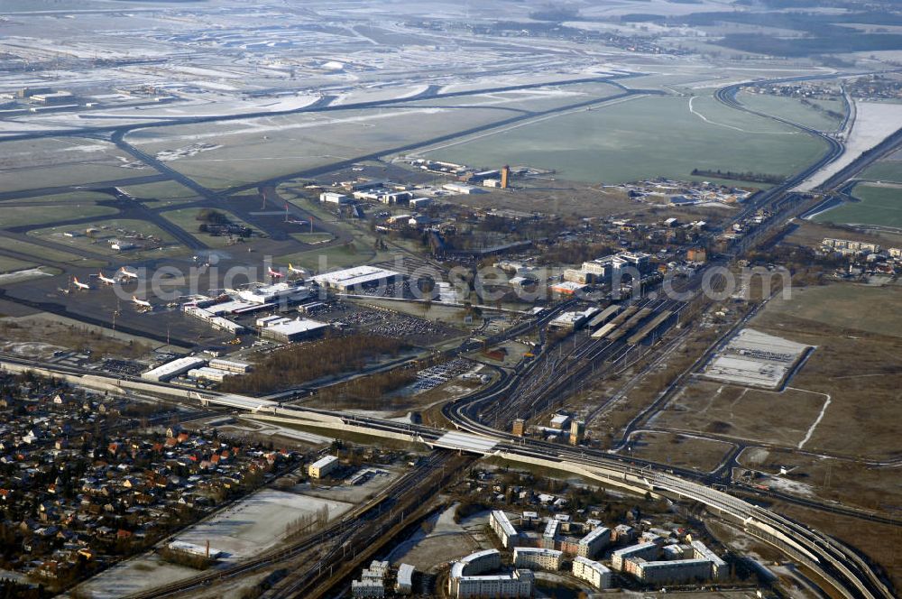 Schönefeld from the bird's eye view: Blick auf den Ausbau der A113n als südöstliches Tor zur Hauptstadt. Unter Berücksichtigung des Flughafens Berlin Brandenburg International wurde eine Verkehrskonzeption für den Ausbau des Straßennetzes im Raum Berlin-Schönefeld erarbeitet, die zwei Stufen umfasste. Die erste Stufe sah den vierstreifigen Ausbau der Bundesstraßen B 96a und B 179 mit der Anbindung des Flughafens über zwei Knotenpunkte vor. Inhalt der zweiten Stufe war der Anschluß der Bundesautobahn A 113 neu an die B 96a und B 179. SCHÜßLER Plan Ingenieurgesellschaft, BATEG, EUROVIA