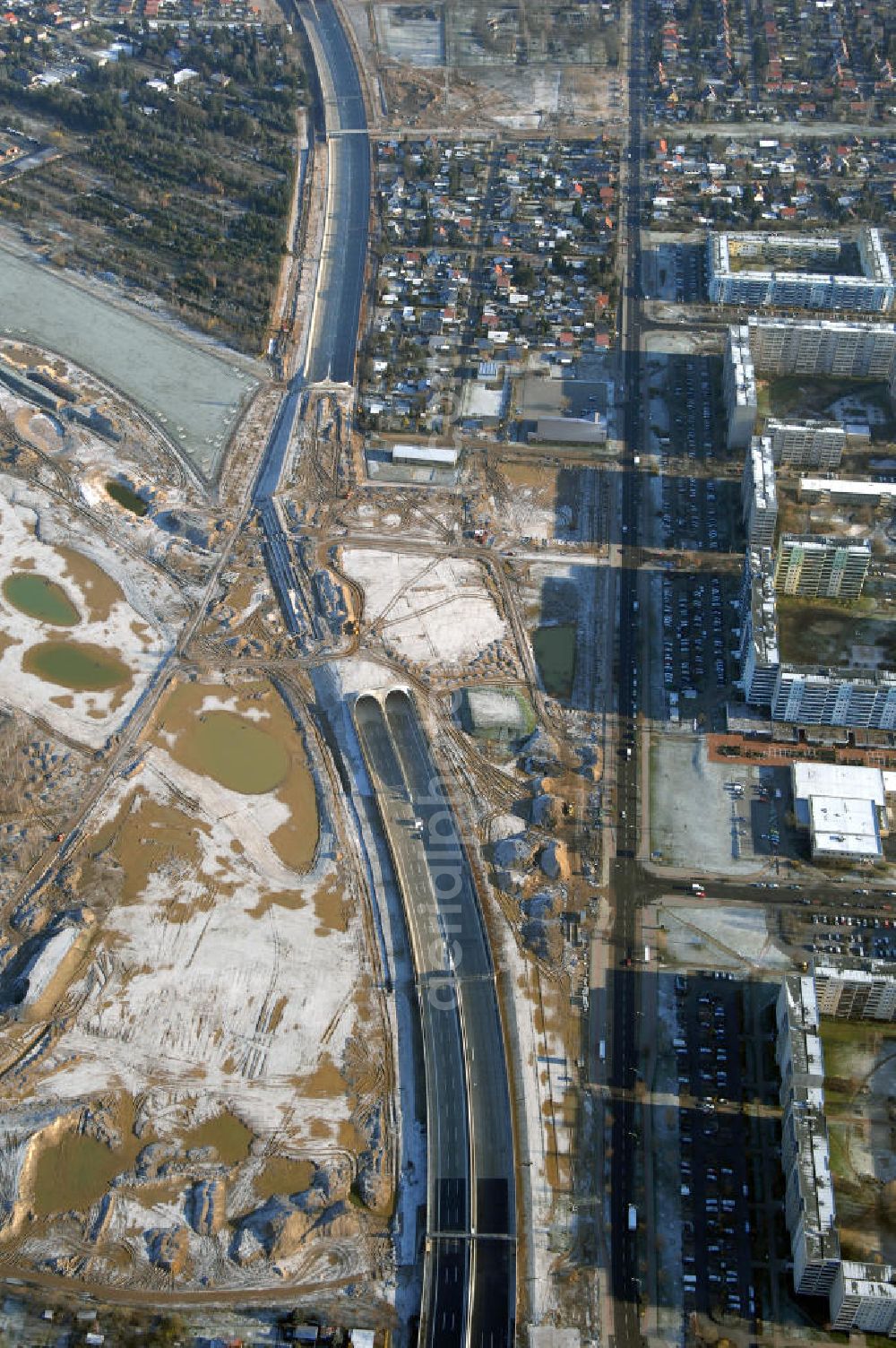 Aerial image Schönefeld - Blick auf den Ausbau der A113n als südöstliches Tor zur Hauptstadt. Unter Berücksichtigung des Flughafens Berlin Brandenburg International wurde eine Verkehrskonzeption für den Ausbau des Straßennetzes im Raum Berlin-Schönefeld erarbeitet, die zwei Stufen umfasste. Die erste Stufe sah den vierstreifigen Ausbau der Bundesstraßen B 96a und B 179 mit der Anbindung des Flughafens über zwei Knotenpunkte vor. Inhalt der zweiten Stufe war der Anschluß der Bundesautobahn A 113 neu an die B 96a und B 179. SCHÜßLER Plan Ingenieurgesellschaft, BATEG, EUROVIA